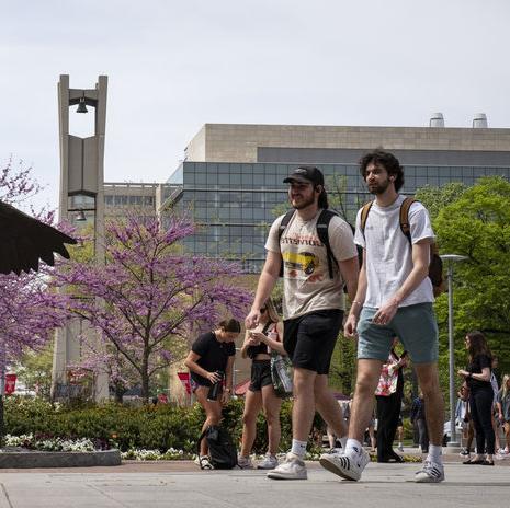 春日里，学生们步行穿过主校区.